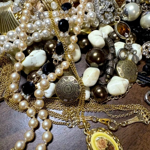 1.5 LBs High End signature jewelry lot~ signed it unsigned~ mostly wearable - Picture 1 of 6